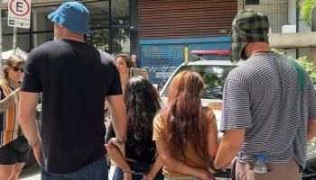 Policiais atuam com disfarces inspirados em desenhos durante o Carnaval para ide