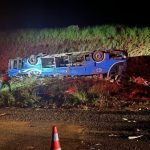 Imagem colorida mostra ônibus capotado após acidente. — Foto: 1 de 1 Imagem colo