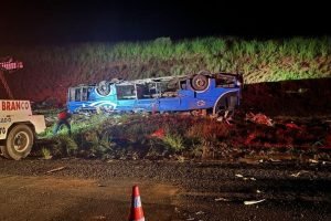 Imagem colorida mostra ônibus capotado após acidente. — Foto: 1 de 1 Imagem colo