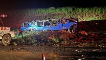 Imagem colorida mostra ônibus capotado após acidente. — Foto: 1 de 1 Imagem colo