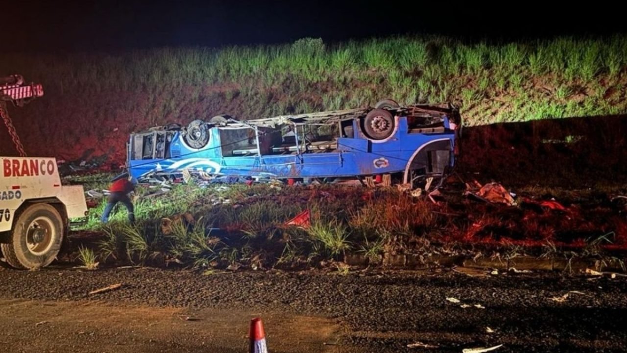 foto-cheia-4-2 Imagem colorida mostra ônibus capotado após acidente. — Foto: 1 de 1 Imagem colo