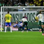Imagem do pênalti perdido pela Chapecoense no último lance do jogo contra o Palm