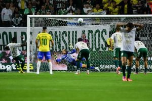 Imagem do pênalti perdido pela Chapecoense no último lance do jogo contra o Palm