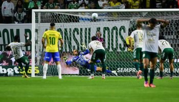 Imagem do pênalti perdido pela Chapecoense no último lance do jogo contra o Palm