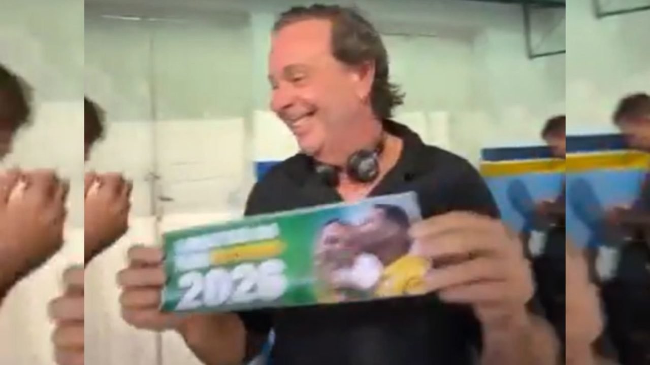 gilson-machado-distribui-adesivos-de-flavio-bolsonaro-2 Gilson Machado distribuindo adesivos de Flavio — Foto: 1 de 1 imagem colorida de