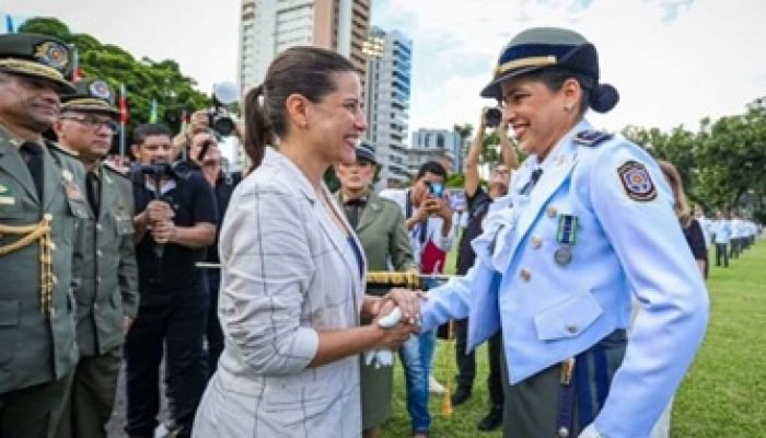 governadora-raquel-lyra-ao-lado-de-policiais-militares