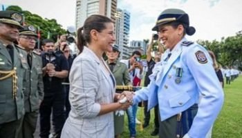 governadora-raquel-lyra-ao-lado-de-policiais-militares