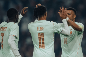 Olise e Mbappé comemoram gol em amistoso diante da Irlanda do Norte — Foto: 1 de