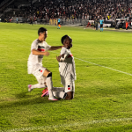 imagem_dos_jogadores_do_santa_cruz_comemorando-36977873