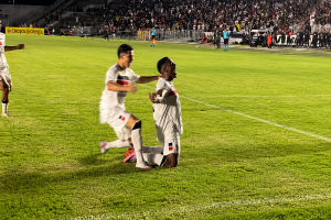 imagem_dos_jogadores_do_santa_cruz_comemorando-36977873