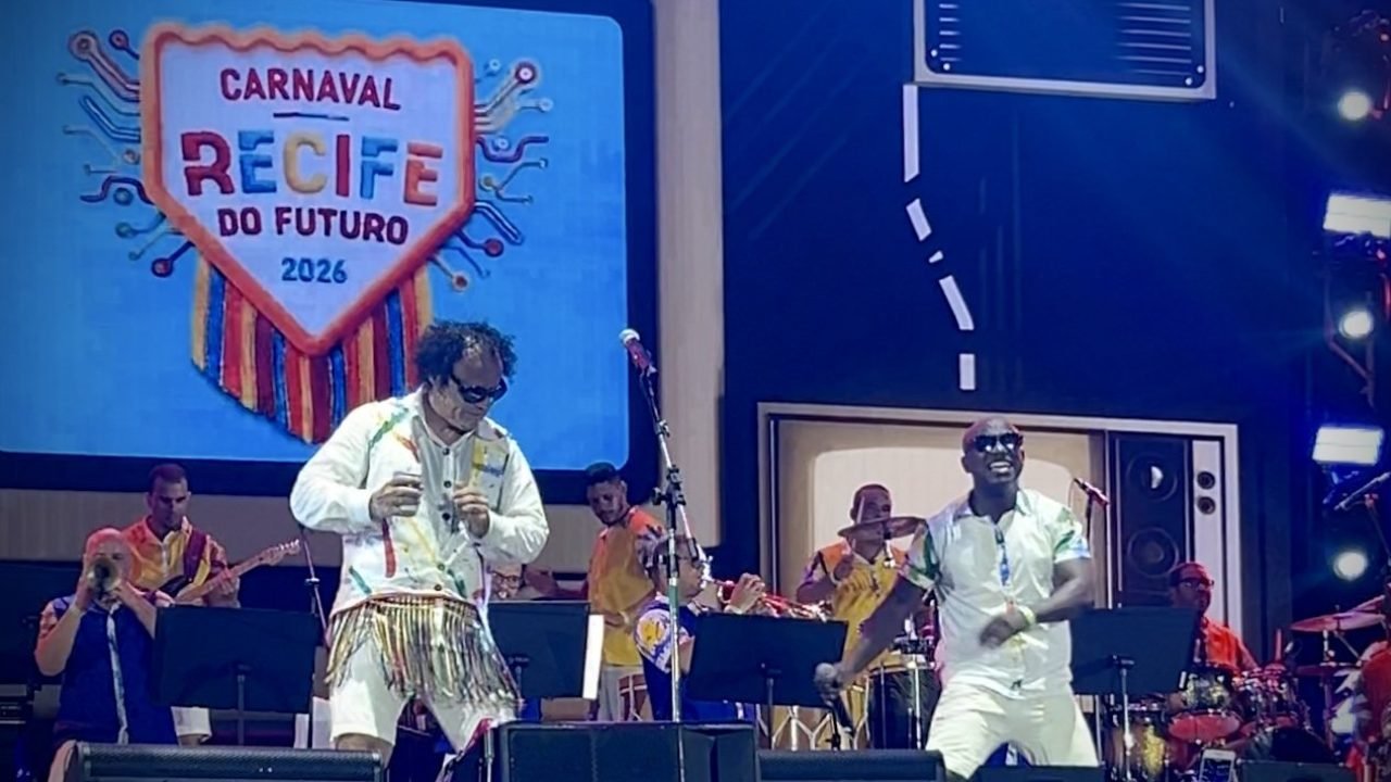 Maestro Forró e a Orquestra da Bomba do Hemetério em apresentação no Marco Zero