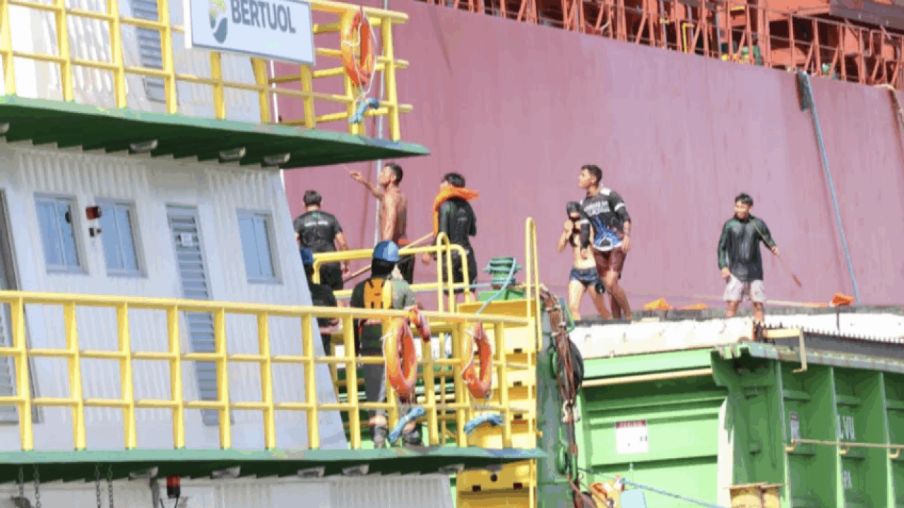 indigenas-ocupam-embarcacao-da-cargill-no-Para-02-848×477-1 Foto: Na imagem, indígenas Baixo Tapajós, Munduruku do Médio e Alto Tapajós, Pan