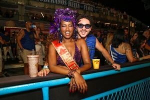 Iza e João Vitor Silva se beijam durante evento na Sapucaí após confirmarem rela