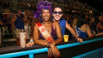 Iza e João Vitor Silva se beijam durante evento na Sapucaí após confirmarem rela