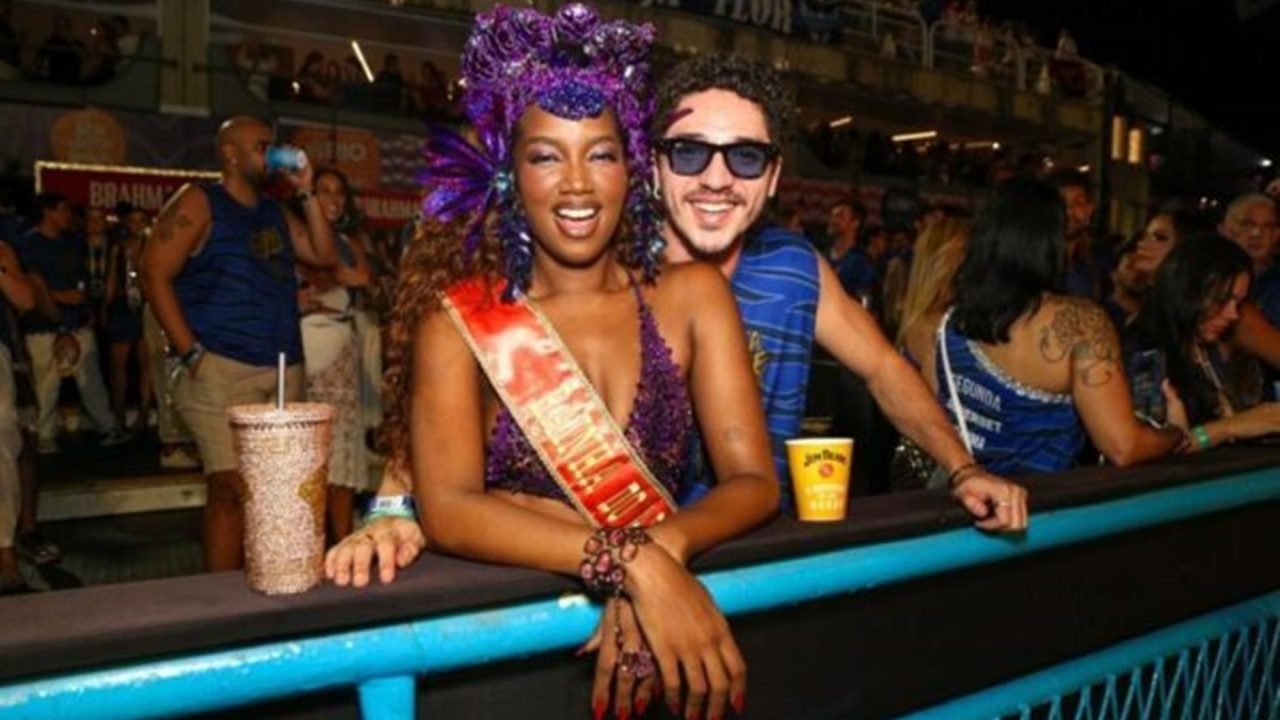 Iza e João Vitor Silva se beijam durante evento na Sapucaí após confirmarem rela