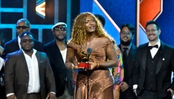 liniker-estilo-moda-musica-grammy-latino-GettyImages-2246601906