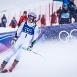 Lucas Pinheiro Braathen em ação durante os Jogos Olímpicos de Inverno Milão-Cort