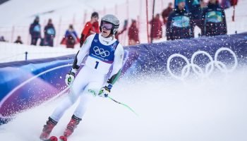 Lucas Pinheiro Braathen em ação durante os Jogos Olímpicos de Inverno Milão-Cort