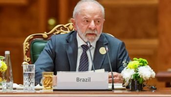 Foto de Lula durante a cúpula sobre inteligência artificial realizada na Índia.