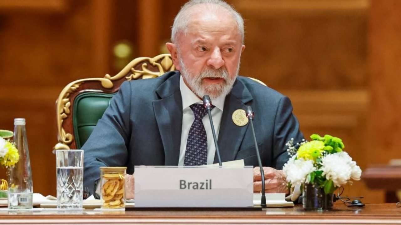 Foto de Lula durante a cúpula sobre inteligência artificial realizada na Índia.