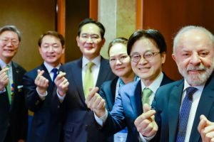 Na foto, Lula com empresários chineses; o presidente da Samsung é o 3º da esquer