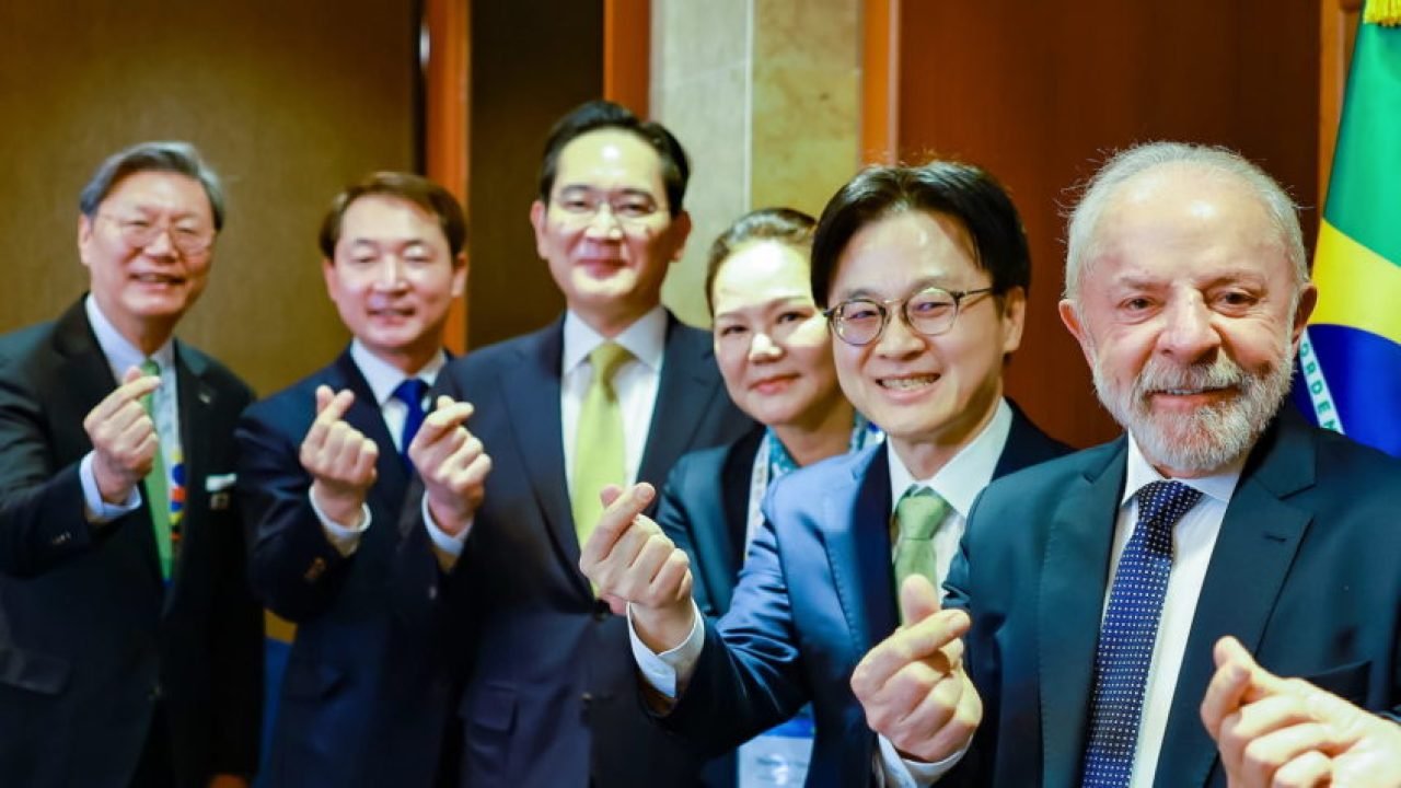 lula-samsung-848×477-1 Na foto, Lula com empresários chineses; o presidente da Samsung é o 3º da esquer