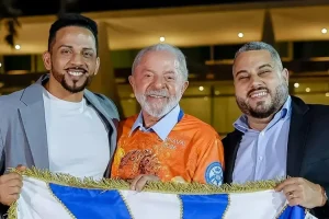 O presidente Luiz Inácio Lula da Silva é ovacionado pelo público na Marquês de S