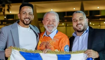 O presidente Luiz Inácio Lula da Silva é ovacionado pelo público na Marquês de S