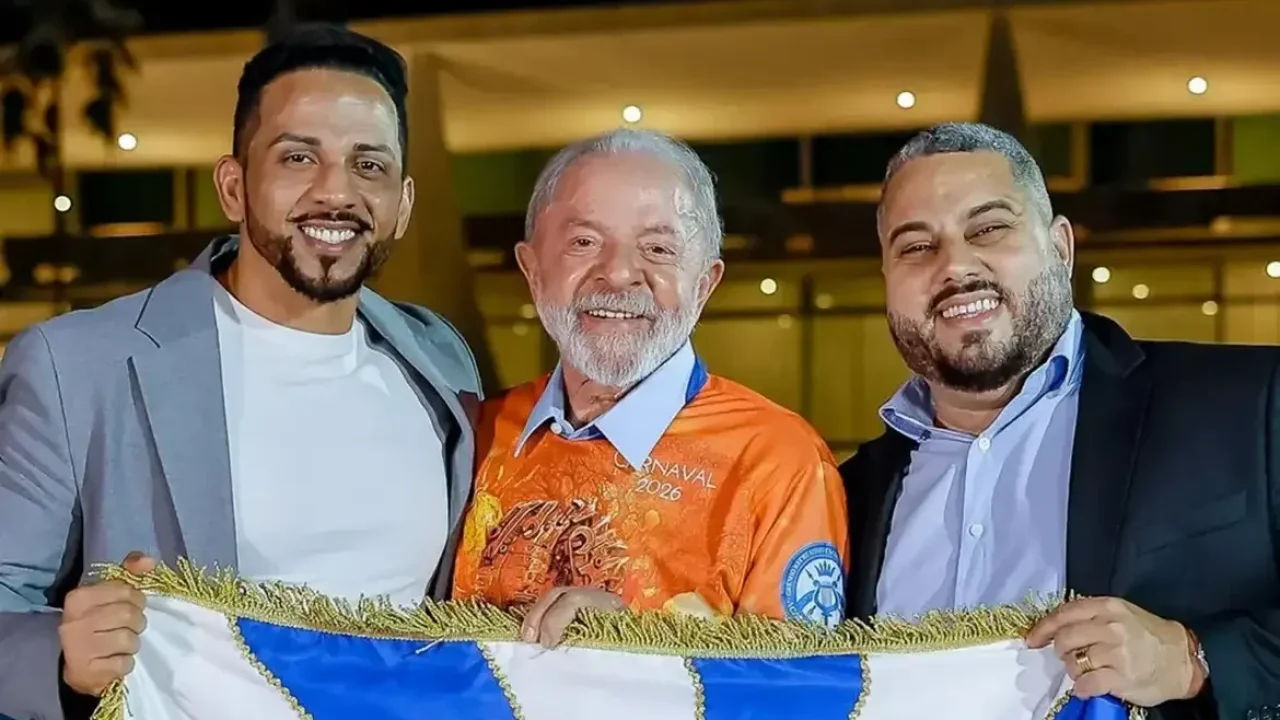 O presidente Luiz Inácio Lula da Silva é ovacionado pelo público na Marquês de S