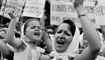 madre-e-hija-de-plaza-de-mayo-3fb0ee-640