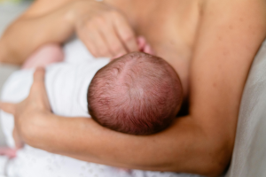 mae-detalha-trauma-de-dar-a-luz-enquanto-dormia-assustador