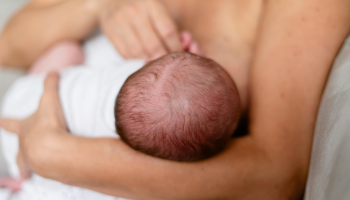 mae-detalha-trauma-de-dar-a-luz-enquanto-dormia-assustador