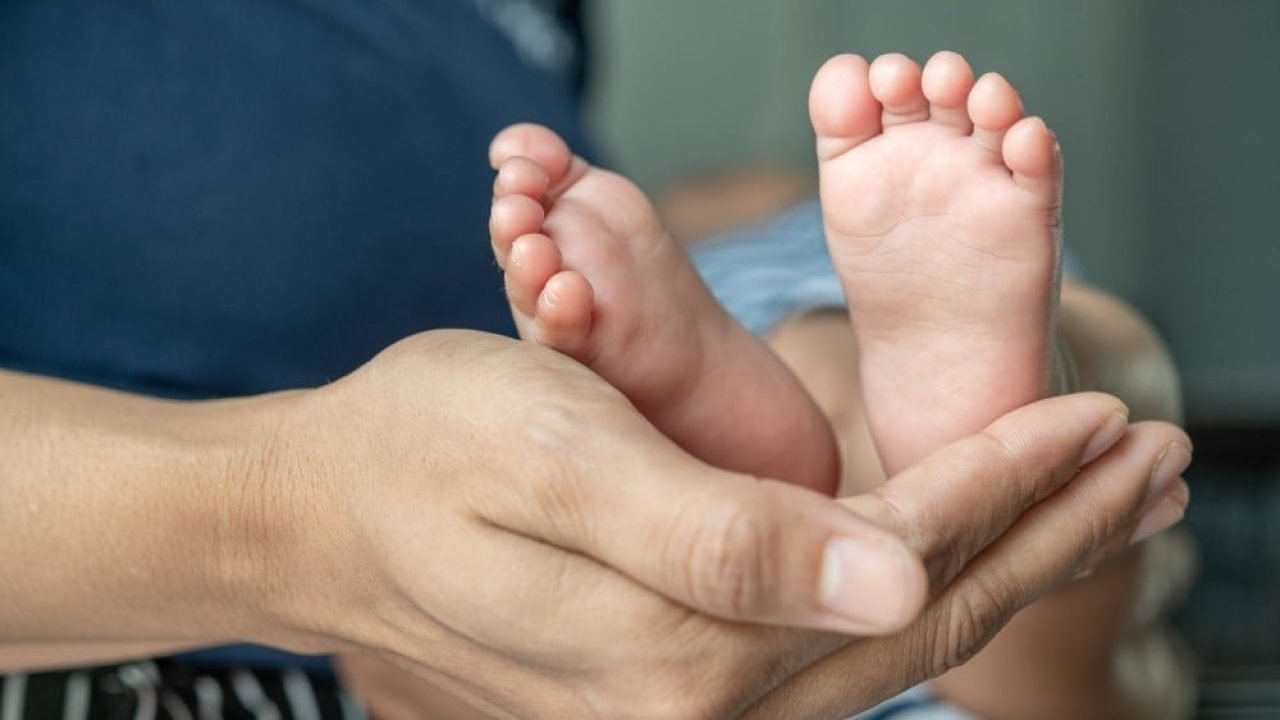 mao-da-mae-enfeitou-os-pes-recem-nascido