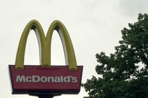 A logomarca do McDonald's é usada para apresentar a adaptação do menu voltada a