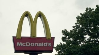 A logomarca do McDonald's é usada para apresentar a adaptação do menu voltada a