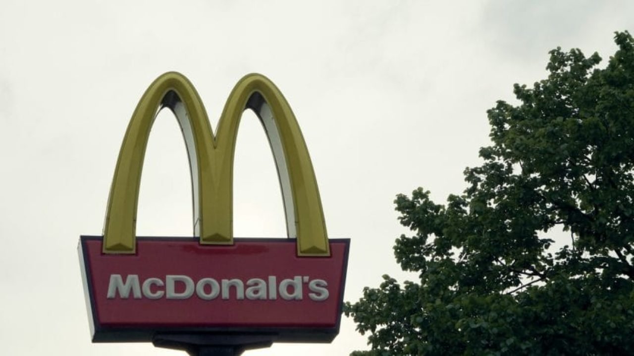 A logomarca do McDonald's é usada para apresentar a adaptação do menu voltada a