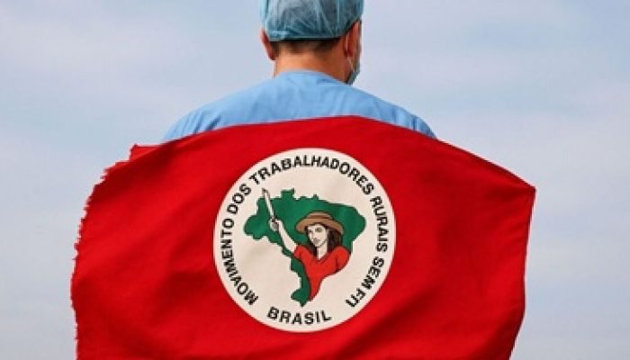 medico-vestido-com-a-bandeira-do-mst
