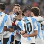 Messi em comemoração com os companheiros de um dos gols para a Argentina — Foto: