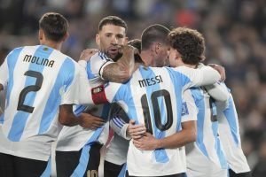 Messi em comemoração com os companheiros de um dos gols para a Argentina — Foto: