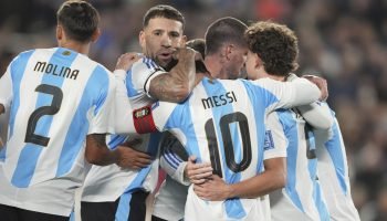Messi em comemoração com os companheiros de um dos gols para a Argentina — Foto: