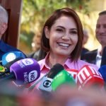 michelle-bolsonaro-fala-com-a-imprensa-em-frente-ao-qg-eleitoral-do-pl-no-lago-sul-metropoles-2-scaled-1