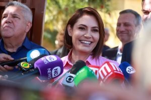 michelle-bolsonaro-fala-com-a-imprensa-em-frente-ao-qg-eleitoral-do-pl-no-lago-sul-metropoles-2-scaled-1