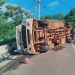Imagens coloridas mostram micro-ônibus tombado em rodovia — Foto: 1 de 1 Imagens