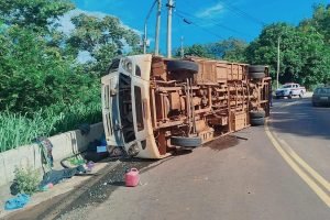 Imagens coloridas mostram micro-ônibus tombado em rodovia — Foto: 1 de 1 Imagens