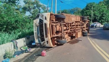 Imagens coloridas mostram micro-ônibus tombado em rodovia — Foto: 1 de 1 Imagens