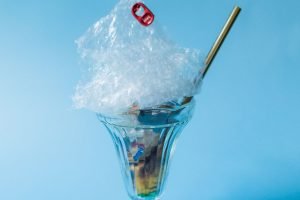 Na foto um taça cheia com plásticos de diferentes tamanhos, simulando os micropl