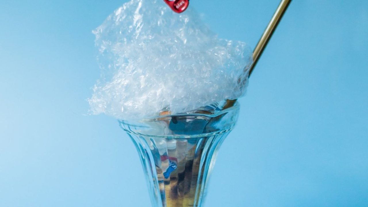 microplastico Na foto um taça cheia com plásticos de diferentes tamanhos, simulando os micropl