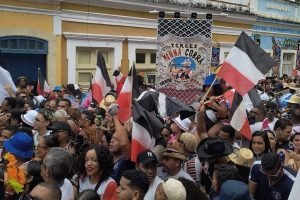 Torcedores do Santa Cruz fazem a festa nas ladeiras de Olinda — Foto: Facebook