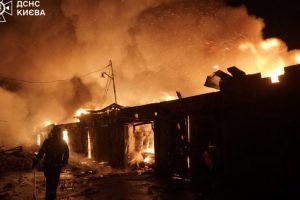 Foto: Segundo o governo ucraniano, um míssil balístico russo atingiu um prédio r