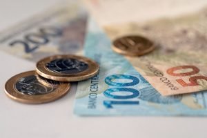 moedas-e-notas-de-real-dinheiro-brasileiro